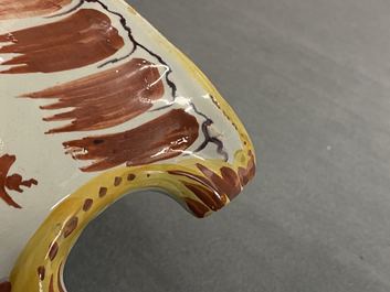 Een polychrome Delftse zakhorlogehouder, 18e eeuw
